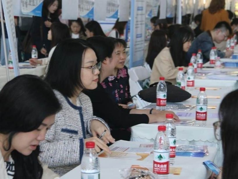 企业“抢”人不停手 学子求职不落空