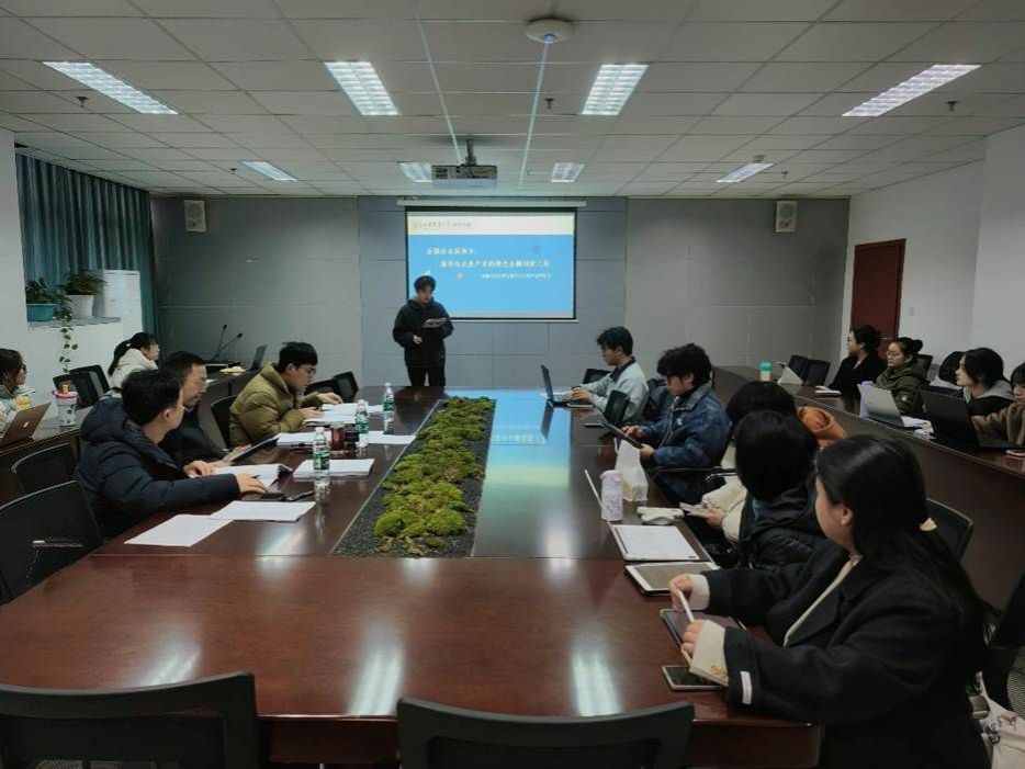 会议室里的人们 描述已自动生成 会议室里的人们 描述已自动生成