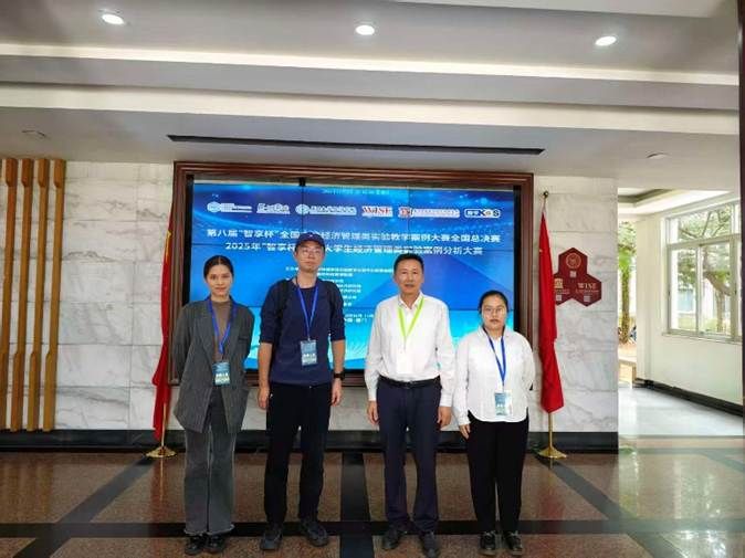 一群人站在室内合影 AI 生成的内容可能不正确。 一群人站在室内合影 AI 生成的内容可能不正确。